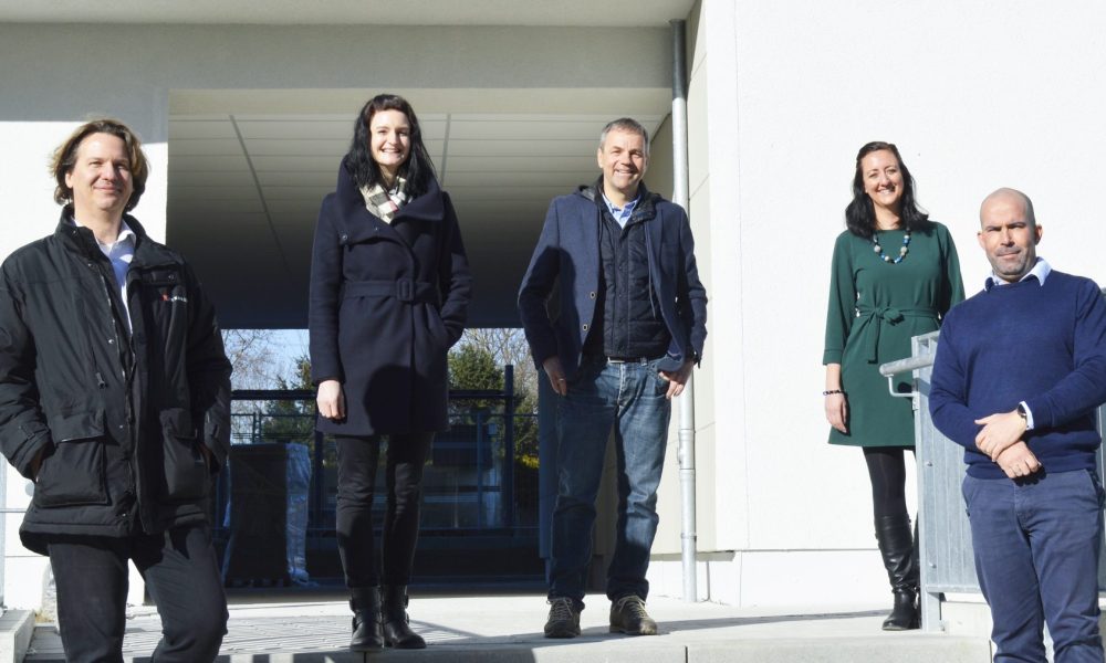 Gemeinsam auf einer Treppe bei der Übergabe: Ralph Rink (Baufirma Krämmel), Nicole Burchardt (Projektleiterin ZIMA), Dieter Stähele (ZIMA Prokurist & Technischer Leiter), Marion Maisa (Projektleitung Johanniter), Sascha Allonge (Projektleiter Baufirma Krämmel)