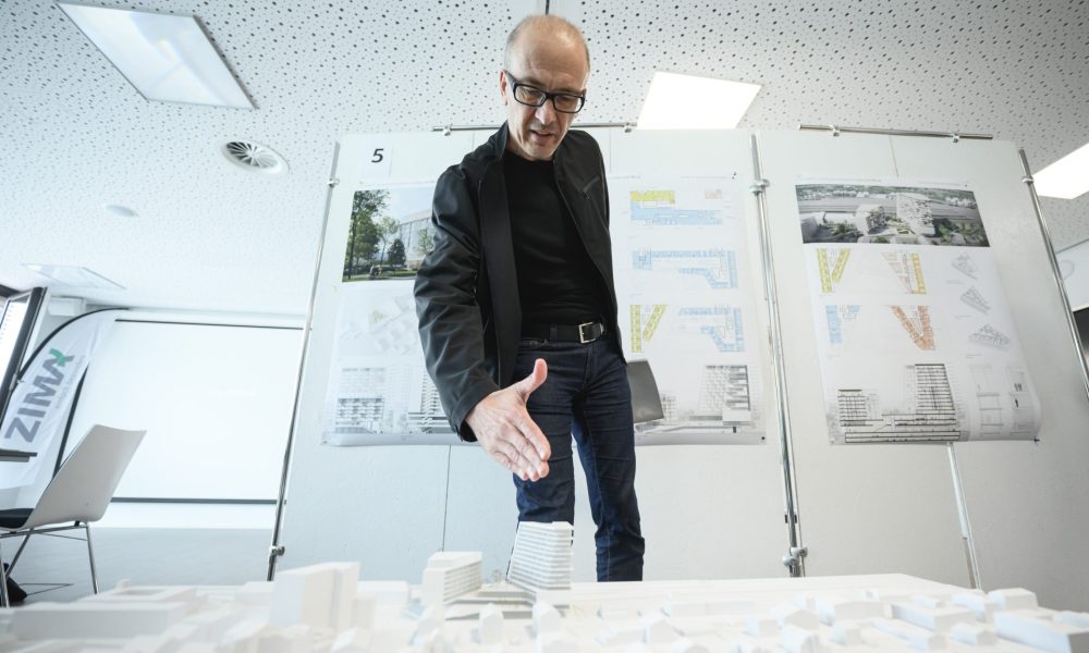 Architekt Christoph Pichler, Pichler & Traupmann Architekten ZT GmbH (2) beim Wettbewerb erklärt anhand des Miodells
