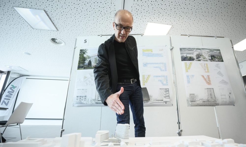 Architekt Christoph Pichler, Pichler & Traupmann Architekten ZT GmbH (2) beim Wettbewerb erklärt anhand des Miodells