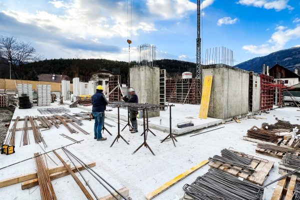 Baustelle an der Rienz in Bruneck, Stegen, Bauaurbeiter, Kran, Fundamentplatte, erste Wände