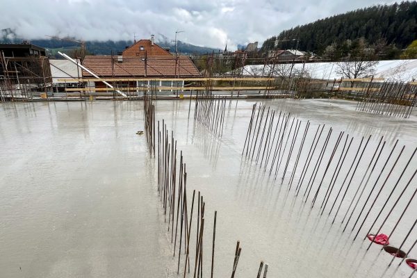 Baustelle in Bruneck, frischer Beton mit Eisen