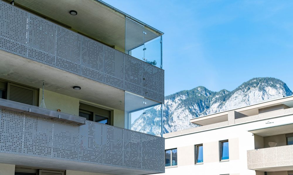 Nahaufnahme Balkon fertiggestelltes Wohnprojekt Brandjochblick in Völs