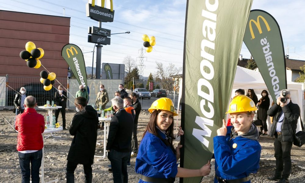 Baufeld Neubau McDonald's Hohenems mit Projektbeteiligten als Gäste des offiziellen Spatenstichs