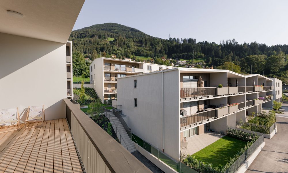 Wohnprojekt Minkuswiese Aussicht von Terrasse auf die anderen Gebaeude
