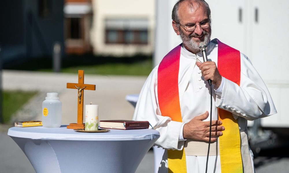 Pfarrer Christoph Pernter segnet die Anlage bei der Fertigstellungsfeier in Völs