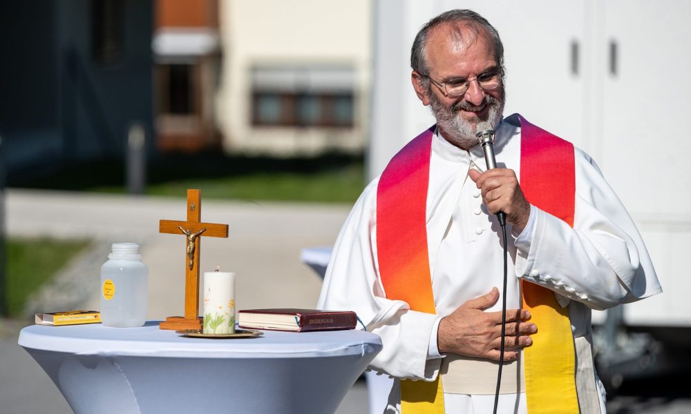 Pfarrer Christoph Pernter segnet die Anlage bei der Fertigstellungsfeier in Völs