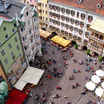 Vogelperspektive auf Fußgängerzone mit goldenem Dachl in Innsbruck